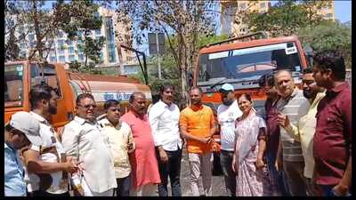 Meanwhile, residents gathered at the Wadgaonsheri pumping station with letters from former corporators, requesting water tankers. (HT)