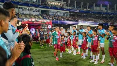 Mohun Bagan Super Giants players being given guard of honour by FC Goa players. (ISL) Mohun Bagan Super Giants players being given guard of honour by FC Goa players. (ISL)