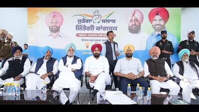 Punjab Congress chief Amarinder Singh Raja Warring and other leaders at a party meeting in Samrala on Saturday. (HT PHOTO)