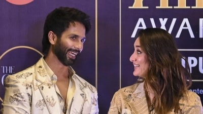 Shahid Kapoor and Kareena Kapoor's animated exchange at IIFA leaves fans nostalgic Shahid Kapoor and Kareena Kapoor's animated exchange at IIFA leaves fans nostalgic