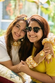 Malvika with Sonakshi Sinha Malvika with Sonakshi Sinha