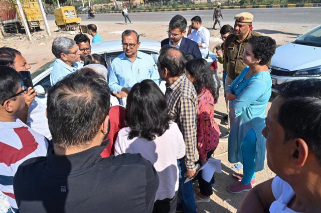 MCG commissioner Ashok Kumar Garg interacts with residents of Sector 55/56 on Saturday. (HT Photo)