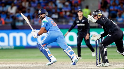 Shreyas Iyer (48) played an important hand as he rebuilt the Indian innings alongside Axar Patel (29) after quick succession of wickets. (Surjeet Yadav) Shreyas Iyer (48) played an important hand as he rebuilt the Indian innings alongside Axar Patel (29) after quick succession of wickets. (Surjeet Yadav)