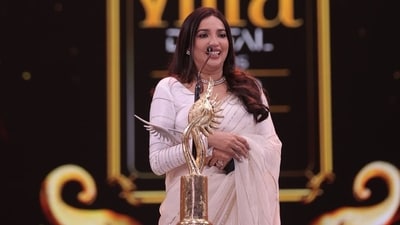 Kanika Dhillon looked stunning in a white saree as she recieved the award for Best Story Original (Film) for Do Patti at IIFA Digital Awards 2025. (Instagram) Kanika Dhillon looked stunning in a white saree as she recieved the award for Best Story Original (Film) for Do Patti at IIFA Digital Awards 2025. (Instagram)