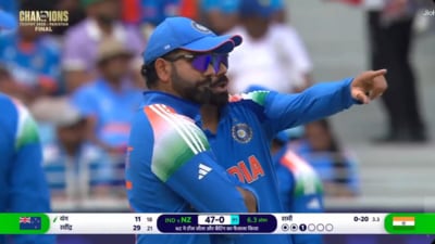 Virat Kohli suggesting field changes to Rohit Sharma Virat Kohli suggesting field changes to Rohit Sharma