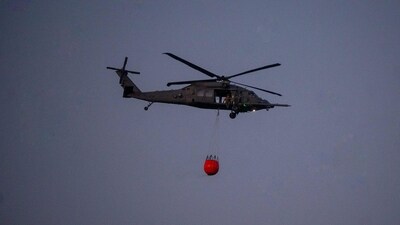 On Long Island in New York, multiple wildfires broke out due to strong winds, shutting roads and even igniting buildings. A rescue helicopter collects water at Wild Wood Lake on March 8, 2025 in Westhampton, New York. (Photo by Andrew Theodorakis / GETTY IMAGES NORTH AMERICA / Getty Images via AFP) (Getty Images via AFP) On Long Island in New York, multiple wildfires broke out due to strong winds, shutting roads and even igniting buildings. A rescue helicopter collects water at Wild Wood Lake on March 8, 2025 in Westhampton, New York. (Photo by Andrew Theodorakis / GETTY IMAGES NORTH AMERICA / Getty Images via AFP) (Getty Images via AFP)