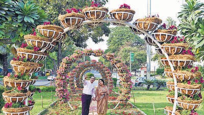 Visitors at Mandi House circle on Sunday. (Arvind Yadav/HT Photo) Visitors at Mandi House circle on Sunday. (Arvind Yadav/HT Photo)
