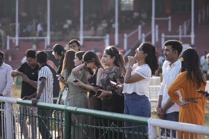 The crowd at the Lucknow Race Course The crowd at the Lucknow Race Course