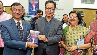 Dnyaneshwar Mulay with Kiren Rijiju and Sadhna Shanker (Photo: Raajeesh Kashyap/HT)