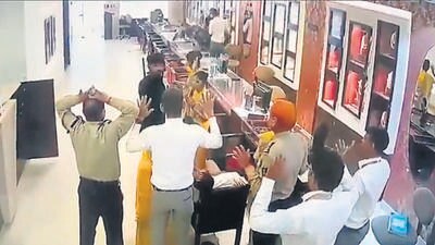 A clutch of men walked into a branch of a prominent jewellery store Monday morning, overpowered the security guard and robbed the outlet of gold and silver pieces worth ₹25 crore. (HT photo) A clutch of men walked into a branch of a prominent jewellery store Monday morning, overpowered the security guard and robbed the outlet of gold and silver pieces worth ₹25 crore. (HT photo)