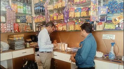 During an inspection in Noida’s vegetable market, Phase-2, officials collected a khoya sample from a shop and nearly 10kg of spoiled khoya was destroyed. (HT Photo) During an inspection in Noida’s vegetable market, Phase-2, officials collected a khoya sample from a shop and nearly 10kg of spoiled khoya was destroyed. (HT Photo)