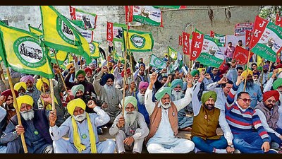 Farmer unions holding a protest outside the AAP MLA Jeevan Singh Sangowal’s residence in Ludhiana on Monday. (Gurpreet Singh/HT)