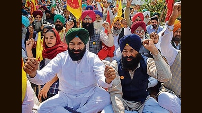 Farmers during a protest outside the house of power minister Harbhajan Singh ETO in Amritsar on Monday. (Sameer Sehgal/Ht)