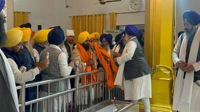 Giani Kuldeep Singh Gargaj, 40, being honoured after he was installed as the jathedar of Takht Kesgarh Sahib at Sri Anandpur Sahib in the presence of the ‘Panj Pyare (five beloved ones of the Guru)’ of Akal Takht at 2.45am, seven hours before schedule, on Monday. (HT Photo) Giani Kuldeep Singh Gargaj, 40, being honoured after he was installed as the jathedar of Takht Kesgarh Sahib at Sri Anandpur Sahib in the presence of the ‘Panj Pyare (five beloved ones of the Guru)’ of Akal Takht at 2.45am, seven hours before schedule, on Monday. (HT Photo)