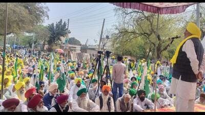 Joginder Singh Ugrahan, the president of Bharti Kisan Union (Ekta-Ugrahan), addressing the protesters in Sangrur on Monday. (HT Photo) Joginder Singh Ugrahan, the president of Bharti Kisan Union (Ekta-Ugrahan), addressing the protesters in Sangrur on Monday. (HT Photo)