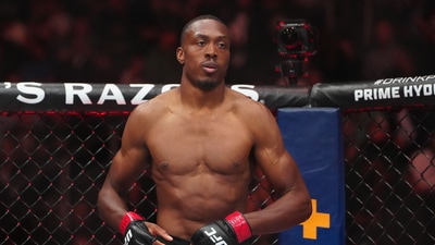 Jalin Turner (red gloves) prepares to fight Ignacio Bahamondes. (IMAGN IMAGES via Reuters Connect)