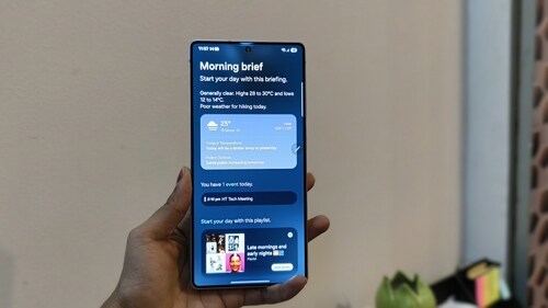 S25 Ultra’s 6.9-inch Dynamic LTPO AMOLED display boasts a 2K resolution, 120Hz refresh rate, and a peak brightness of 2600 nits.
