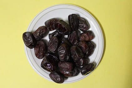Iron content in dates can increase the number of erythrocytes thereby increasing haemoglobin levels. Dates are one of the fruits that contain iron (Fe) which is enough to match the needs of iron (Fe), vitamin C, vitamin B complex and folic acid that can help the formation of red blood cells. Consuming the dates can help improve the formation of red blood cells and prevent anaemia. (Pixabay) Iron content in dates can increase the number of erythrocytes thereby increasing haemoglobin levels. Dates are one of the fruits that contain iron (Fe) which is enough to match the needs of iron (Fe), vitamin C, vitamin B complex and folic acid that can help the formation of red blood cells. Consuming the dates can help improve the formation of red blood cells and prevent anaemia. (Pixabay)