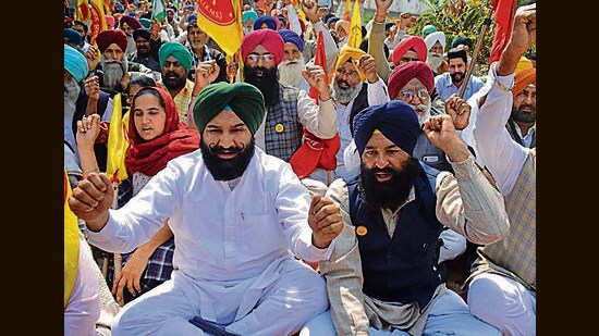 Farmers during a protest outside the house of power minister Harbhajan Singh ETO in Amritsar on Monday. (Sameer Sehgal/Ht)