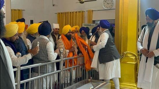 Giani Kuldeep Singh Gargaj, 40, being honoured after he was installed as the jathedar of Takht Kesgarh Sahib at Sri Anandpur Sahib in the presence of the ‘Panj Pyare (five beloved ones of the Guru)’ of Akal Takht at 2.45am, seven hours before schedule, on Monday. (HT Photo)
