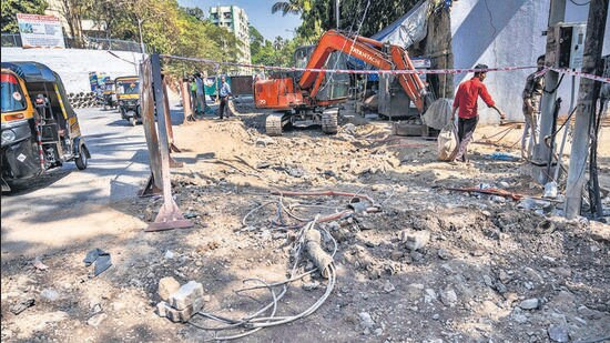 Mumbai, India - March 9, 2025: Fire was broken out heavily leakes piped Natural gas from MGL-PNG supply pipeline passing though middle of the road at Sher-E-Punjab Society, Andheri in Mumbai, India, on Sunday, March 9, 2025. (Photo by Satish Bate/ Hindustan Times) (Hindustan Times)