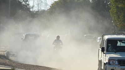 Dust pollution on the Southern Peripheral Road (SPR) near Gurugram Sector 74A. ( Parveen Kumar/HT Photo) Dust pollution on the Southern Peripheral Road (SPR) near Gurugram Sector 74A. ( Parveen Kumar/HT Photo)