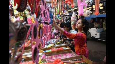 Holi shoppers at Lucknow’s Bhootnath market on Tuesday (Deepak Gupta/HT)