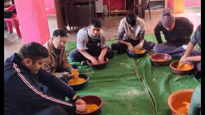 Over 60 children from Rainbow Society in Mahanagar and 20 children from Asha Jyoti School in Indiranagar, were equally excited while preparing the herbal colours. (Sourced)