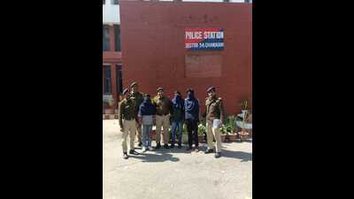 Police with arrested Vikramjit, alias Vicky, 22, of Sector 45, Om Prakash, alias Omi, 27, of Sector 32 and Kisan Kumar, alias Krisna, 19, of Dhanas. (HT Photo)