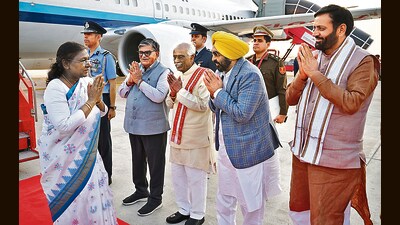 President Droupadi Murmu receives a warm welcome from Punjab governor Gulab Chand Kataria, Haryana governor Bandaru Dattatraya, Punjab chief minister Bhagwant Mann and Haryana chief minister Nayab Singh Saini upon her arrival in Chandigarh on Monday. (ANI) President Droupadi Murmu receives a warm welcome from Punjab governor Gulab Chand Kataria, Haryana governor Bandaru Dattatraya, Punjab chief minister Bhagwant Mann and Haryana chief minister Nayab Singh Saini upon her arrival in Chandigarh on Monday. (ANI)