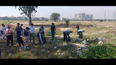 Residents of Aerocity during a cleanliness drive in protest against GMADA’s inaction. (HT)