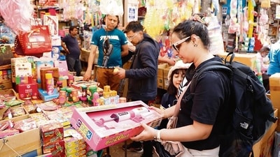 Giving in to their childrens' demands, parents of young ones in Delhi-NCR are buying animation-themed pichkaris from Sadar Bazar. (Photo: Shantanu Bhattacharya/HT) Giving in to their childrens' demands, parents of young ones in Delhi-NCR are buying animation-themed pichkaris from Sadar Bazar. (Photo: Shantanu Bhattacharya/HT)