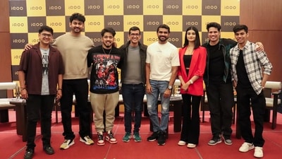 Nipun Marya (centre), CEO of iQOO India, with partner gamers. (HT) Nipun Marya (centre), CEO of iQOO India, with partner gamers. (HT)