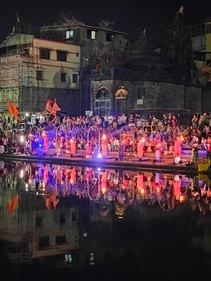 The visual of the evening aarti on the banks of the Godavari river will make you experience devotion in all its grandeur (Photo: Akash Bhatnagar/HT) The visual of the evening aarti on the banks of the Godavari river will make you experience devotion in all its grandeur (Photo: Akash Bhatnagar/HT)