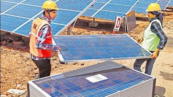 India’s solar power capacity increased from 2.82 GW in 2014 to 100 GW in 2025. (HT PHOTO)
