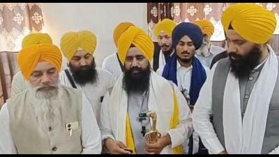 Acting jathedar of Akal Takht Giani Kuldeep Singh Gargaj on Wednesday said he does not represent the Akali Dal but is committed to serving the entire Sikh Panth. Acting jathedar of Akal Takht Giani Kuldeep Singh Gargaj on Wednesday said he does not represent the Akali Dal but is committed to serving the entire Sikh Panth.