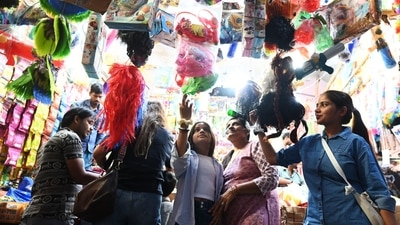 Lucknow markets are bustling with shoppers wrapping their last minute buying (Deepak Gupta/HT) Lucknow markets are bustling with shoppers wrapping their last minute buying (Deepak Gupta/HT)