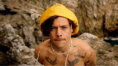 Harry Styles never shies away from jewelry and often rocks gender-bending looks. From Gucci earrings at the MET Gala to a Y2K pearl choker in the Golden video, he owns it. (Instagram) Harry Styles never shies away from jewelry and often rocks gender-bending looks. From Gucci earrings at the MET Gala to a Y2K pearl choker in the Golden video, he owns it. (Instagram)
