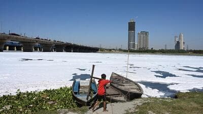 Toxic foam floating over Yamuna River near Kalindi Kunj on March 5. (Sunil Ghosh /HT PHOTO) Toxic foam floating over Yamuna River near Kalindi Kunj on March 5. (Sunil Ghosh /HT PHOTO)