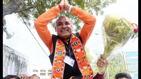 BJP candidate from Rohtak municipal corporation, Ram Avtar Valmiki won by 45,198 votes against Congress mayor candidate Surajmal Kiloi in Rohtak on Wednesday. (Manoj Dhaka/HindustanTimes)