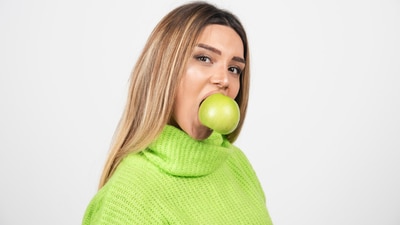 Chewing harder materials boosts brain GSH levels, enhancing cognitive function and memory performance. (Freepik) Chewing harder materials boosts brain GSH levels, enhancing cognitive function and memory performance. (Freepik)