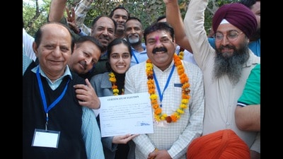 Aashya Kumar (C) with her supporters after her victory in Karnal MC elections. (HT Photo) Aashya Kumar (C) with her supporters after her victory in Karnal MC elections. (HT Photo)