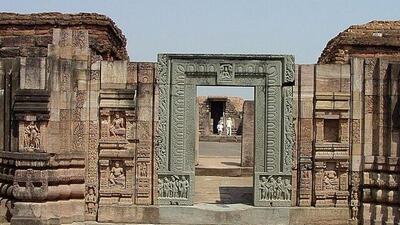 Carved green stone doorway a Ratnagiri, Odisha (Wikipedia) Carved green stone doorway a Ratnagiri, Odisha (Wikipedia)
