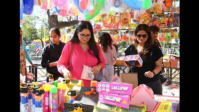 Despite shopkeepers’ hopes for a bustling Holi shopping season, only a few customers trickled in, with most opting for the convenience of online shopping instead. Sweet shops, on the other hand, were thriving with great business. (Ravi Kumar/Hindustan Times) Despite shopkeepers’ hopes for a bustling Holi shopping season, only a few customers trickled in, with most opting for the convenience of online shopping instead. Sweet shops, on the other hand, were thriving with great business. (Ravi Kumar/Hindustan Times)