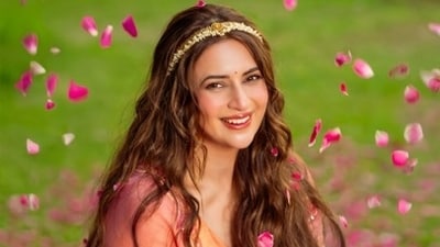 Divyanka glows in a peach-pink saree with delicate sequins and floral motifs from Asha Gautam. A shimmer blouse and elegant pieces from Rubans and Vasundhara Jewelry tie the look together. Divyanka glows in a peach-pink saree with delicate sequins and floral motifs from Asha Gautam. A shimmer blouse and elegant pieces from Rubans and Vasundhara Jewelry tie the look together.