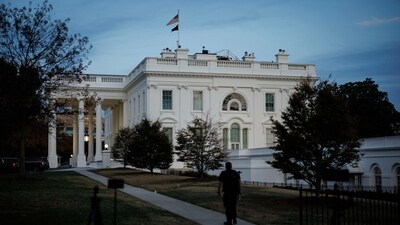 (Image for rep) Concerns about a U.S. recession grow due to Trump's tariffs. Goldman Sachs raised recession odds to 20%, and J.P. Morgan estimates it at 40%. (AFP) (AFP) (Image for rep) Concerns about a U.S. recession grow due to Trump's tariffs. Goldman Sachs raised recession odds to 20%, and J.P. Morgan estimates it at 40%. (AFP) (AFP)