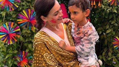 Dia Mirza celebrated Holi with her son Avyaan Azaad Rekhi and played with flower petals and gulaal. Dia Mirza celebrated Holi with her son Avyaan Azaad Rekhi and played with flower petals and gulaal.