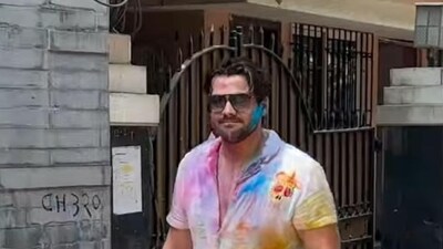 Ashish Chanchlani was spotted making his way to a Holi party with friend Abhishek Kapoor. Ashish Chanchlani was spotted making his way to a Holi party with friend Abhishek Kapoor.
