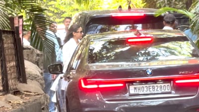 Alia Bhatt arrives at Ayan Mukerji's home for his father's funeral. Alia Bhatt arrives at Ayan Mukerji's home for his father's funeral.
