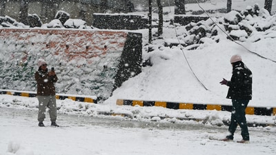Tourists are seen enjoying snowfall at Gagangeer village of district Ganderbal,some 80 kms from Srinagar on 15 March 2025. ((Photo By Waseem Andrabi /Hindustan Times)--)